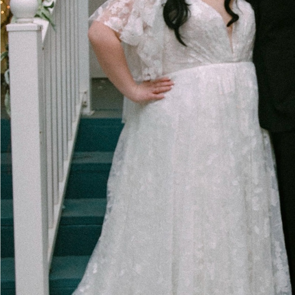 Studio Levana Plus size wedding dress